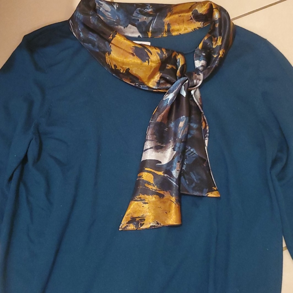 **7 for $25  Beautiful green blouse..